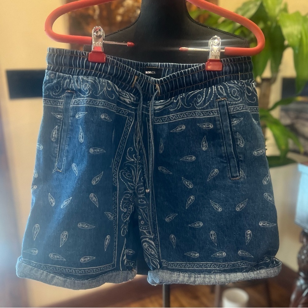 NOVAMEN shorts size large in GUC